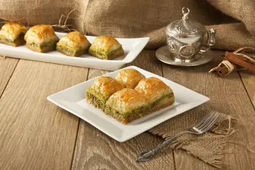 [12121] 4PCS PISTACHIO BAKLAVA